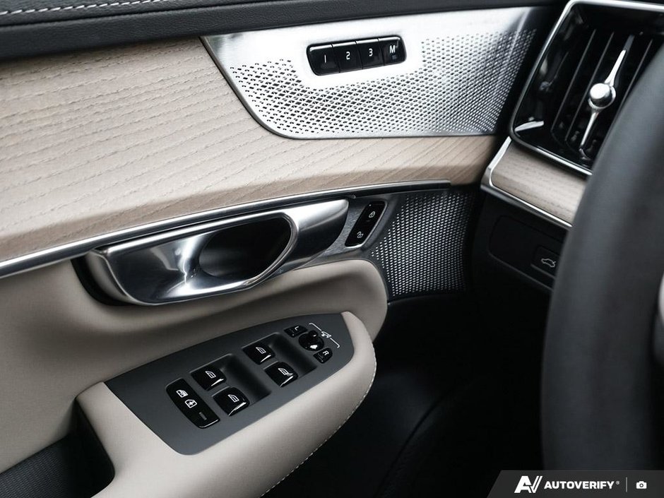 2026 Volvo XC90 Plug-in hybrid Ultra 7-Seater (Dark Theme)-19