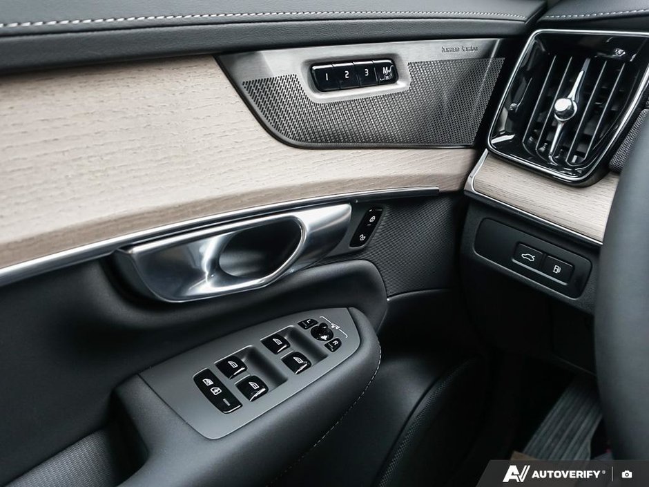 2026 Volvo XC90 Plug-in hybrid Plus 7-Seater (Dark Theme)-20