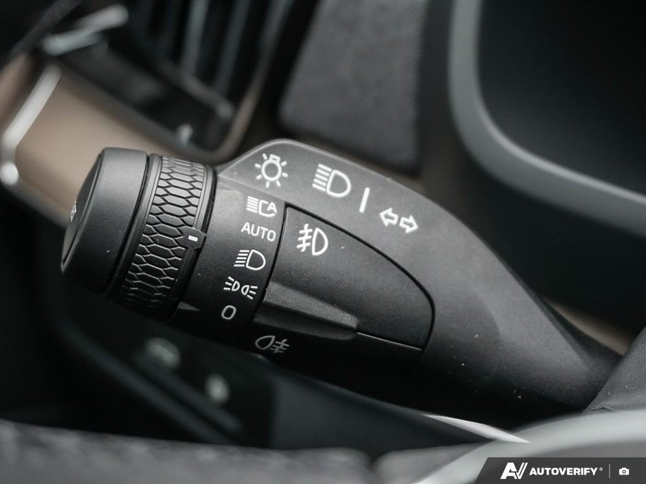 2026 Volvo XC90 Plug-in hybrid Plus 7-Seater (Dark Theme)-18