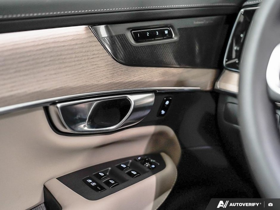 2026 Volvo XC90 Plug-in hybrid Plus 7-Seater (Dark Theme)-16