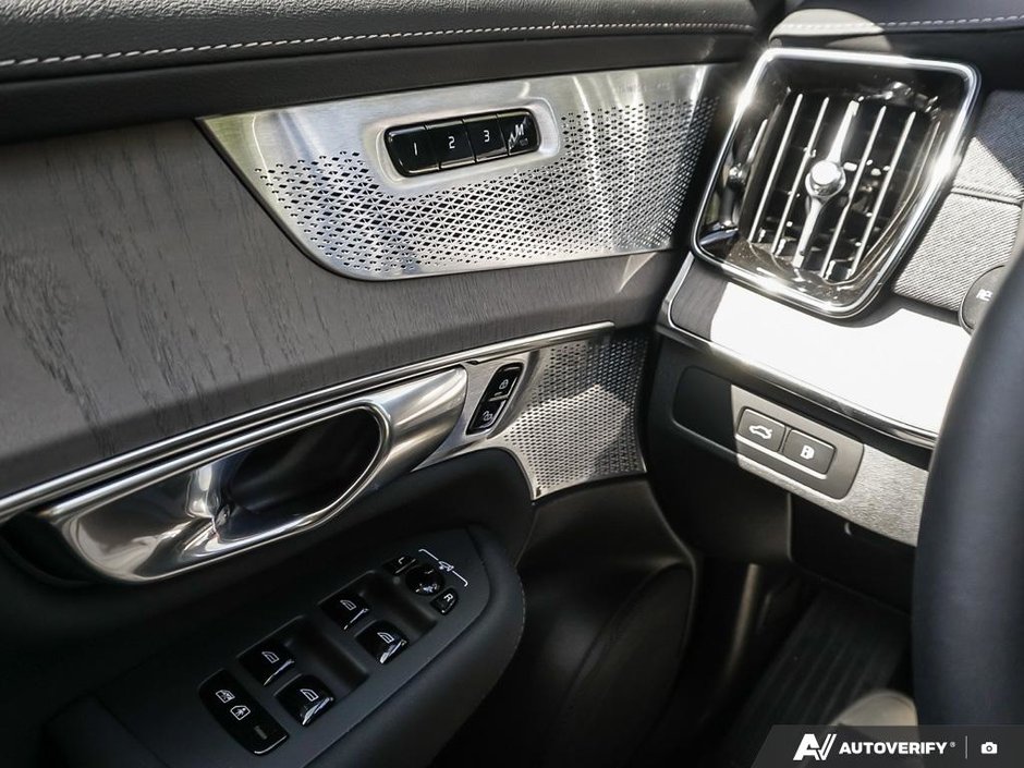 2026 Volvo XC90 Plug-in hybrid Ultra 7-Seater (Dark Theme)-20
