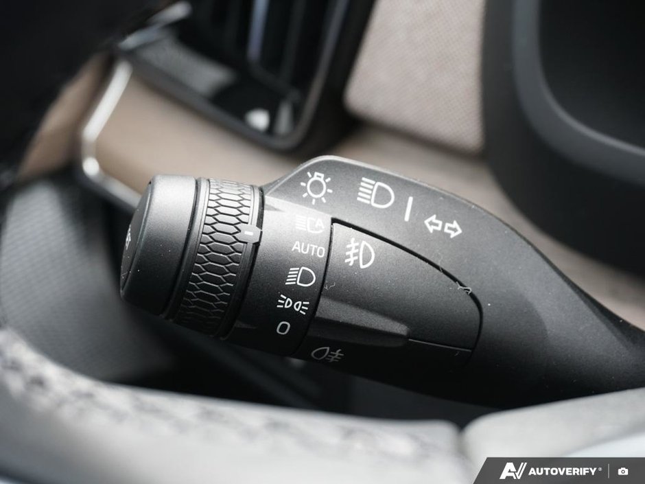 2026 Volvo XC90 Plug-in hybrid Ultra 7-Seater (Dark Theme)-17
