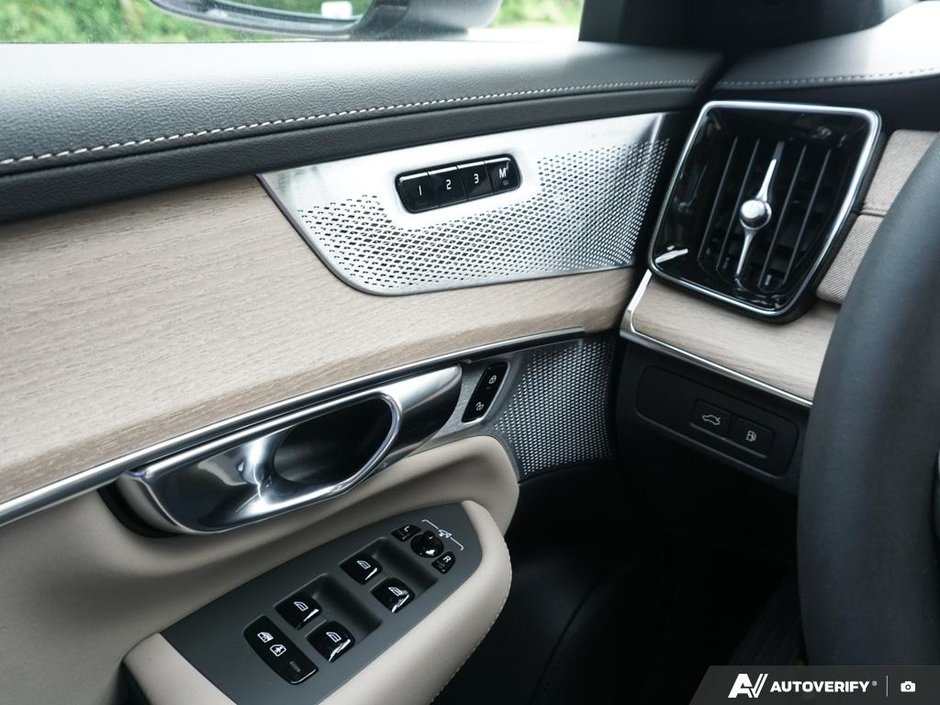 2026 Volvo XC90 Plug-in hybrid Ultra 7-Seater (Dark Theme)-19