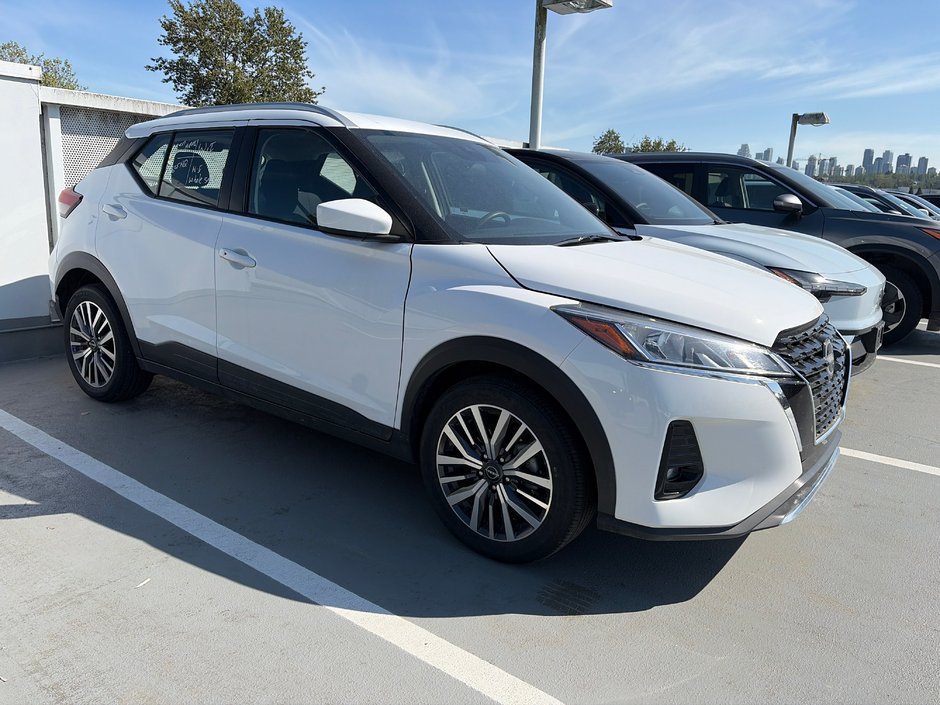 2025 Nissan Kicks Play SV CVT // 2.99% FINANCING-0