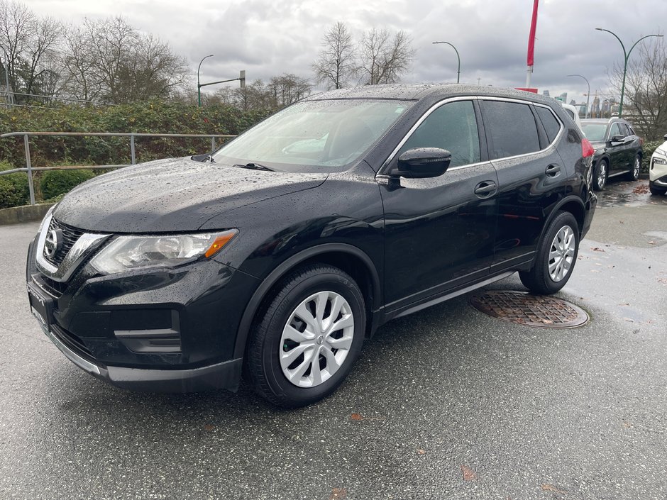 2017 Nissan Rogue S FWD // NO ACCIDENTS-11