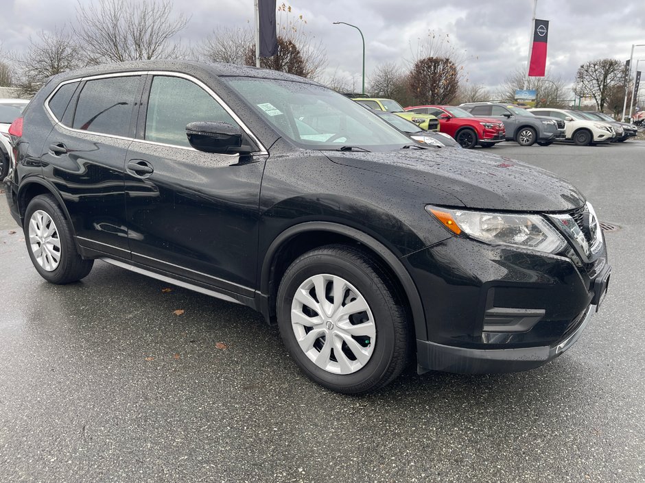 2017 Nissan Rogue S FWD // NO ACCIDENTS-13