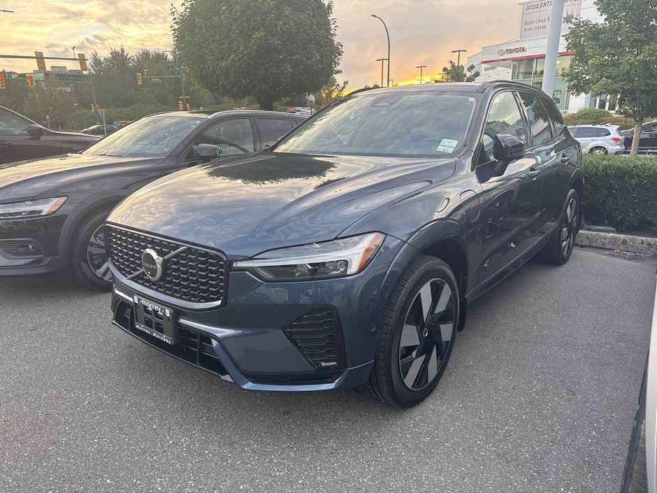 2025 Volvo XC60 Plug-In Hybrid Plus | Climate Package | Foldable Hitch-1