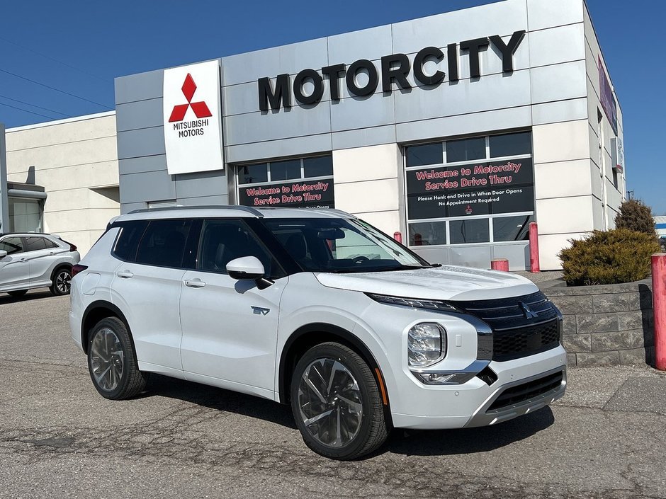 2024  OUTLANDER PHEV GT.. Free Winter Tires in Whitby, Ontario