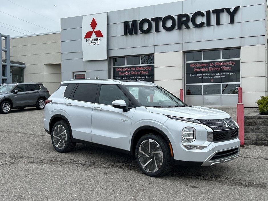 2024  OUTLANDER PHEV SEL.. Free Winter Tires in Whitby, Ontario