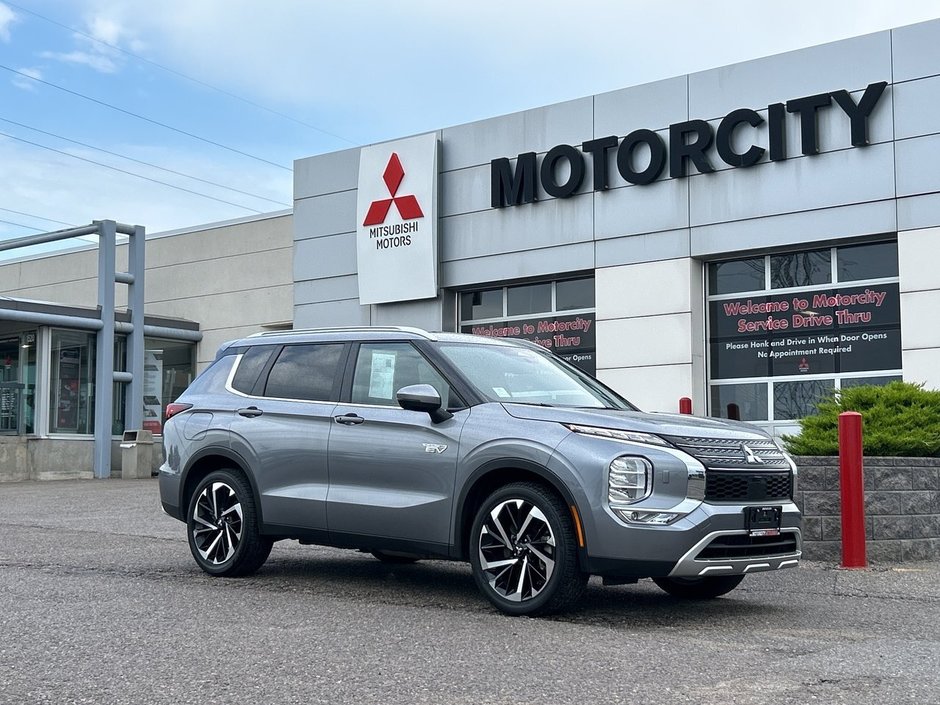 2024  OUTLANDER PHEV SEL.. Free Winter Tires in Whitby, Ontario