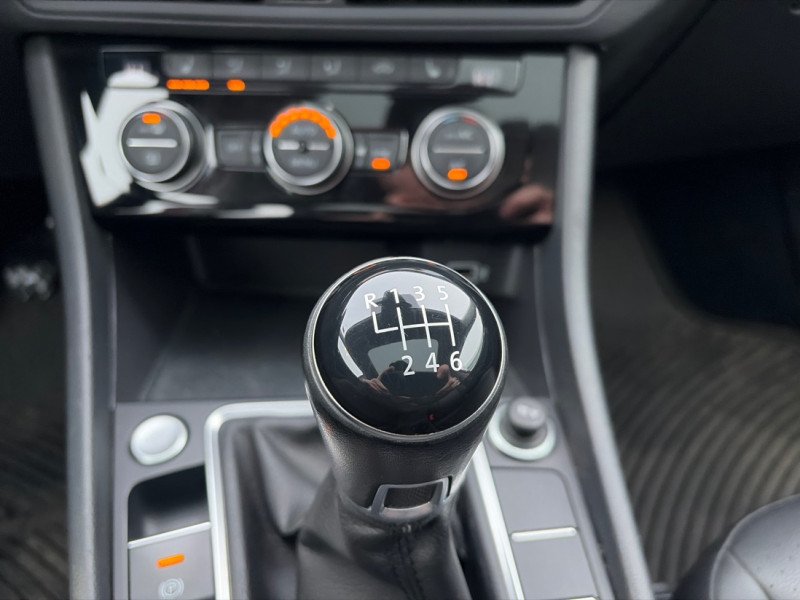 Volkswagen Jetta Highline Manual 2019-15