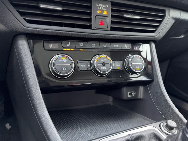 Volkswagen Jetta Highline Manual 2019-16