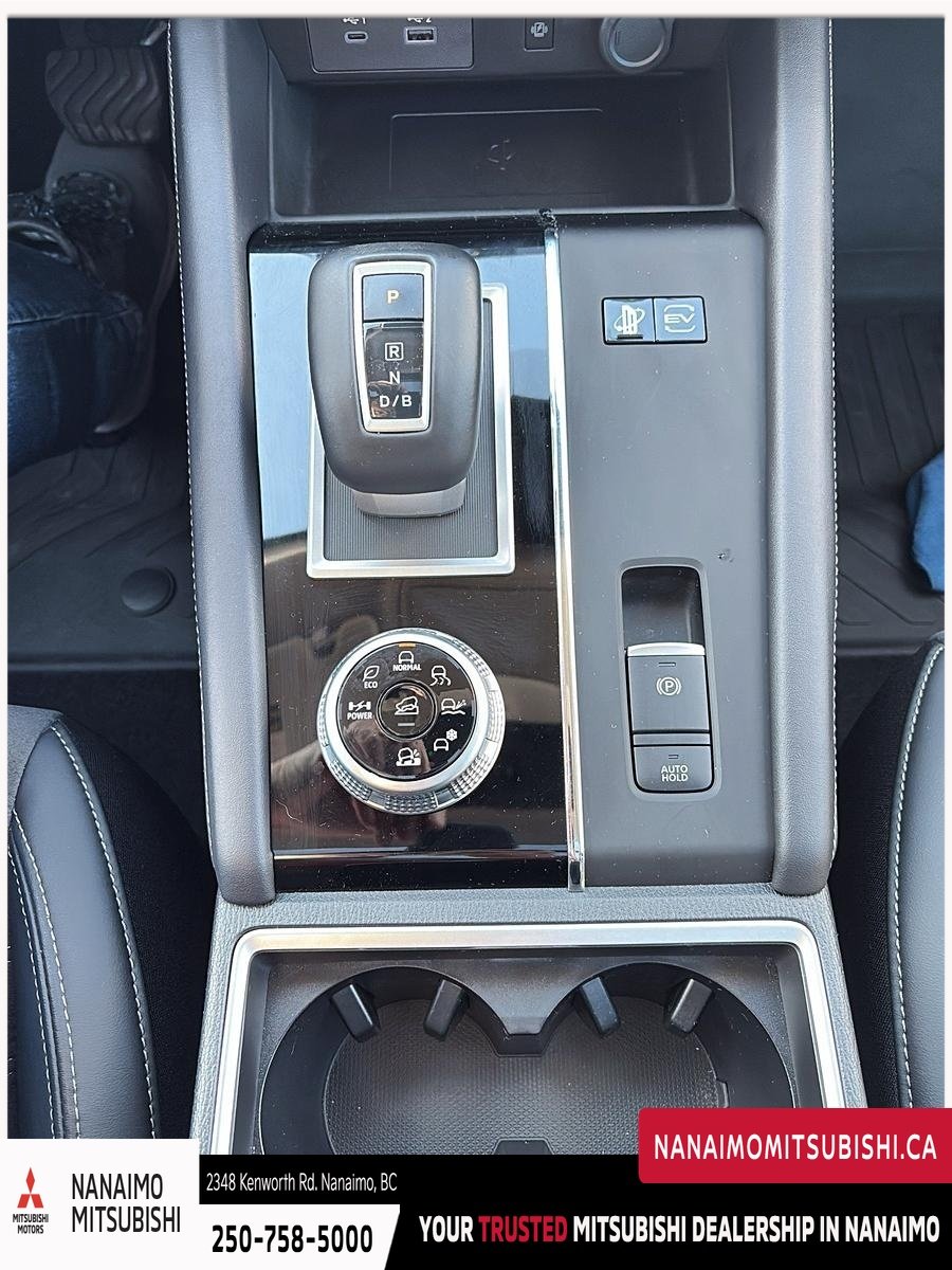 2024 Mitsubishi Outlander PHEV LE-17