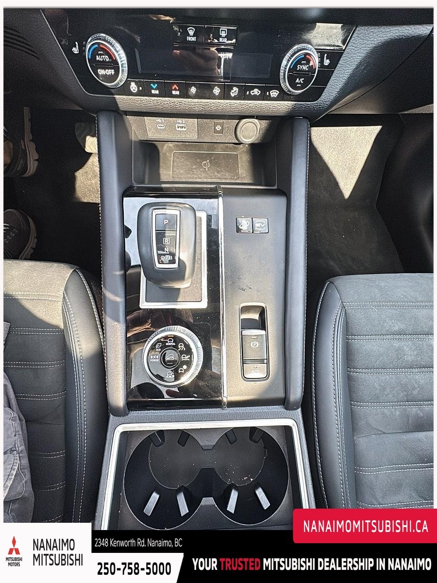 2024 Mitsubishi Outlander PHEV LE-18