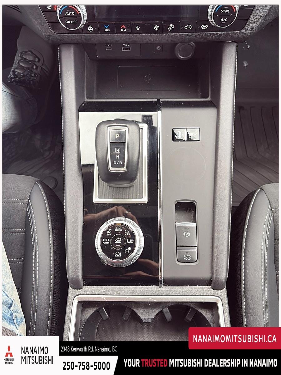 2025 Mitsubishi Outlander PHEV LE-17