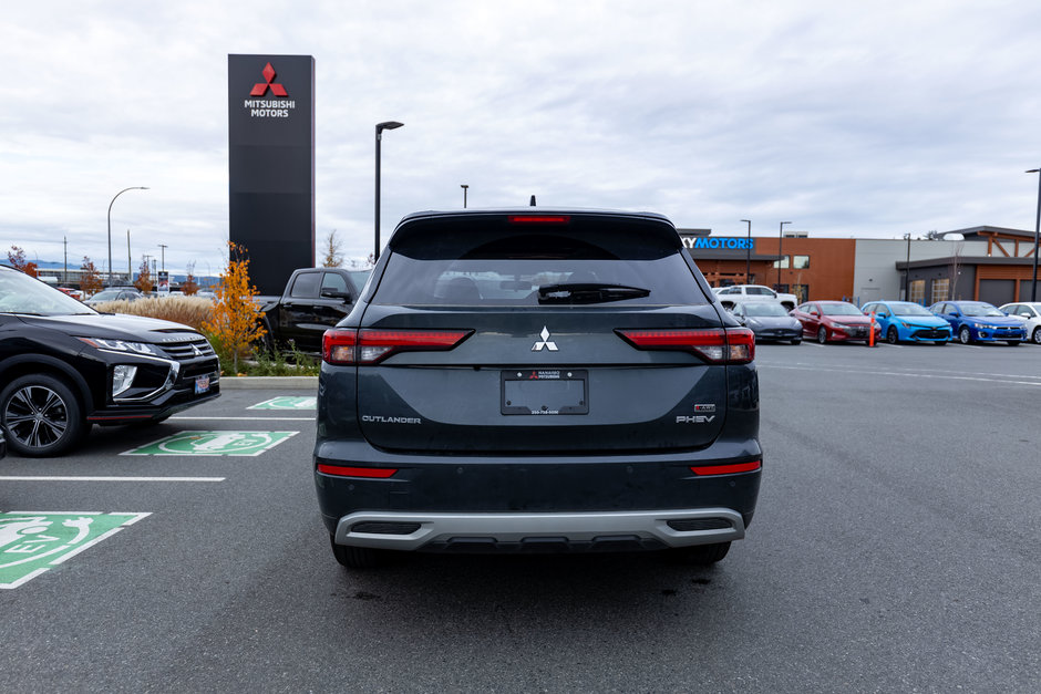 2024 Mitsubishi Outlander Plug-In Hybrid LE-4