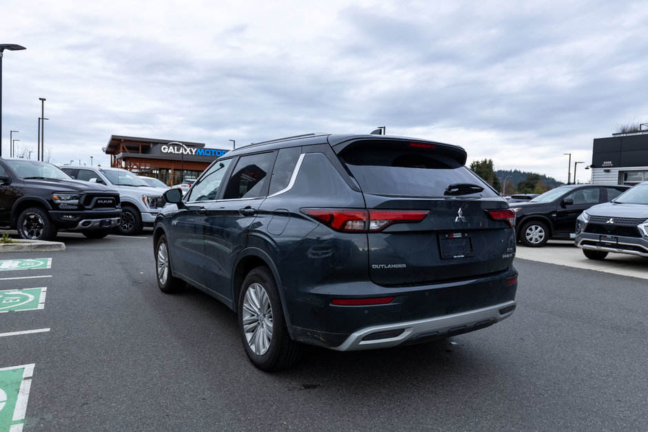 2024 Mitsubishi Outlander Plug-In Hybrid LE-3