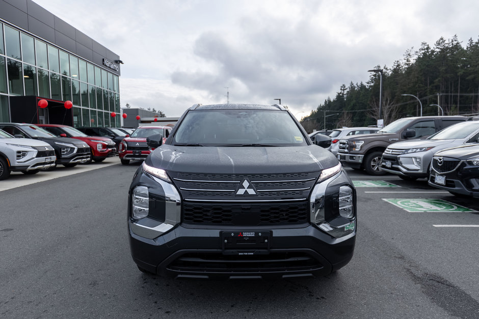 2024 Mitsubishi Outlander Plug-In Hybrid ES-8