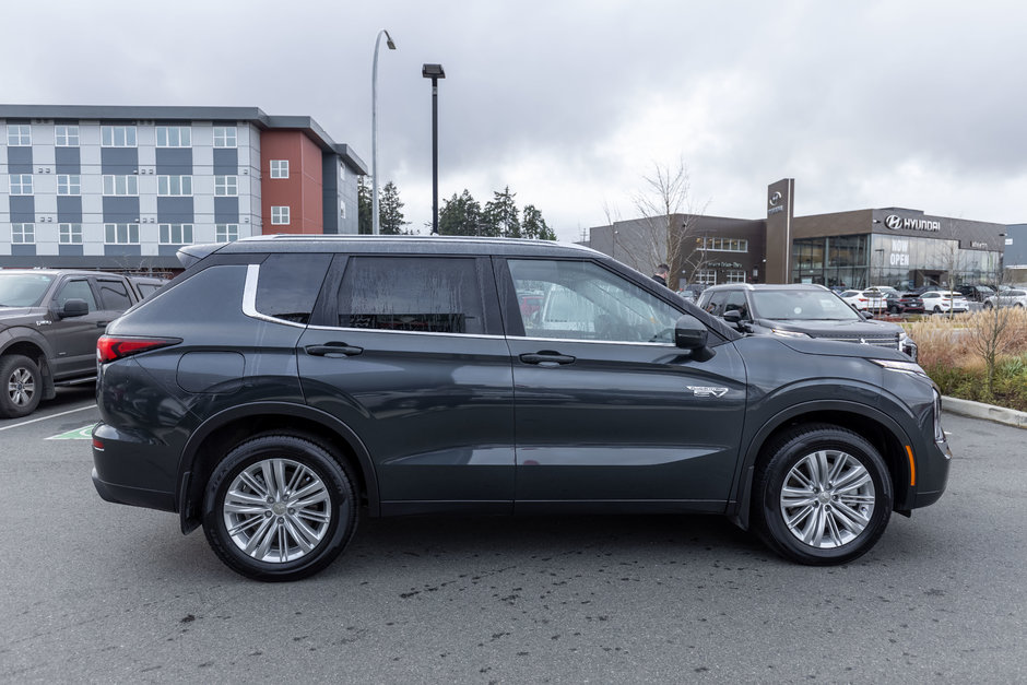 2024 Mitsubishi Outlander Plug-In Hybrid ES-6