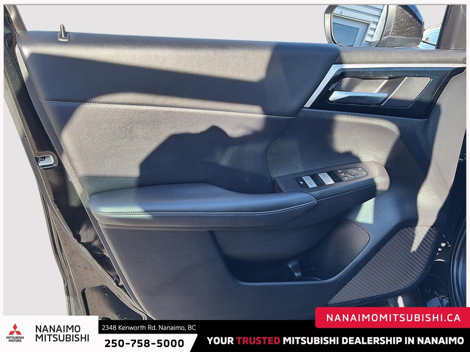 2023 Mitsubishi Outlander LE-11