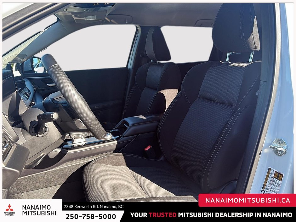2025 Mitsubishi Outlander ES-8