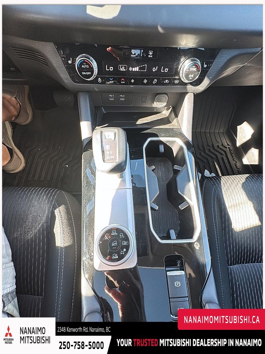 2025 Mitsubishi Outlander SE-17