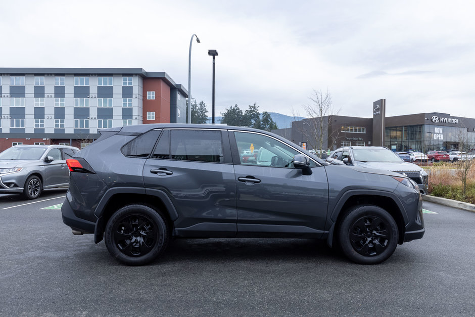 2022 Toyota RAV4 LE-6