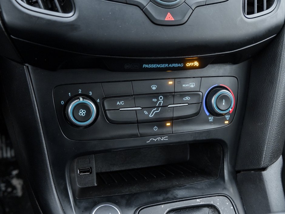 2016 Ford Focus Sedan SE-15