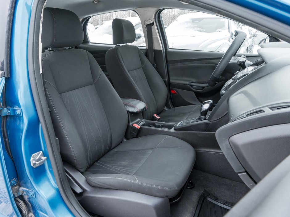 2016 Ford Focus Sedan SE-18