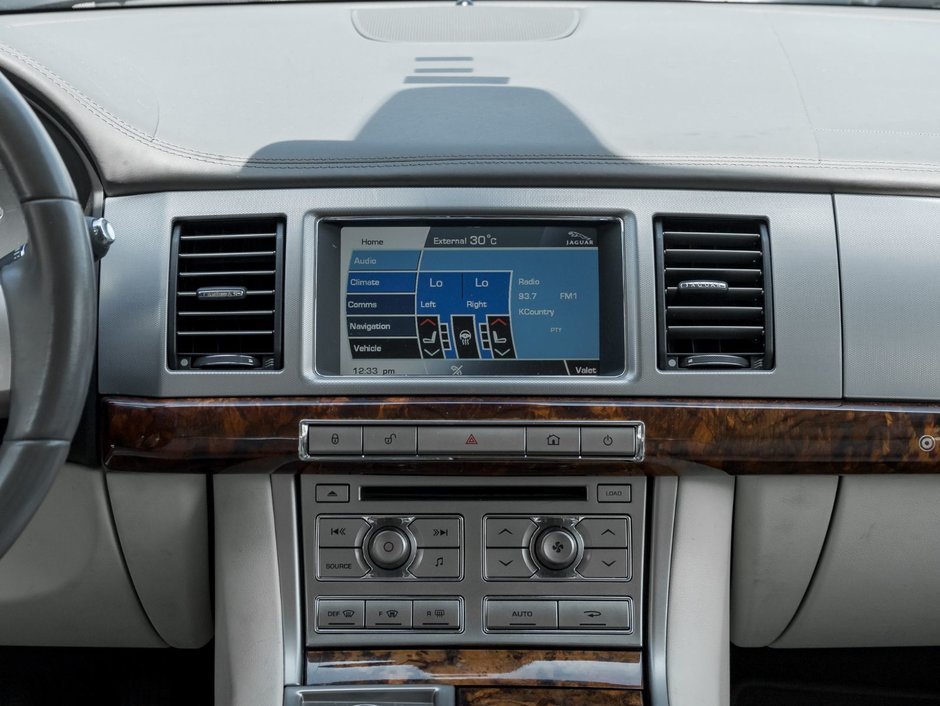 2010 Jaguar XF Premium Luxury-23