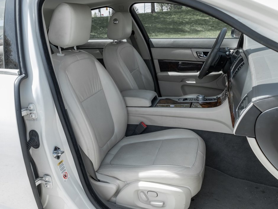 2010 Jaguar XF Premium Luxury-21
