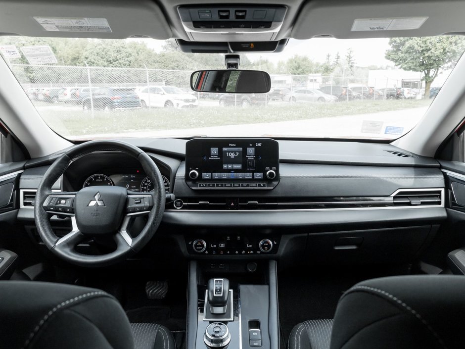 2023 Mitsubishi Outlander LE S-AWC-25