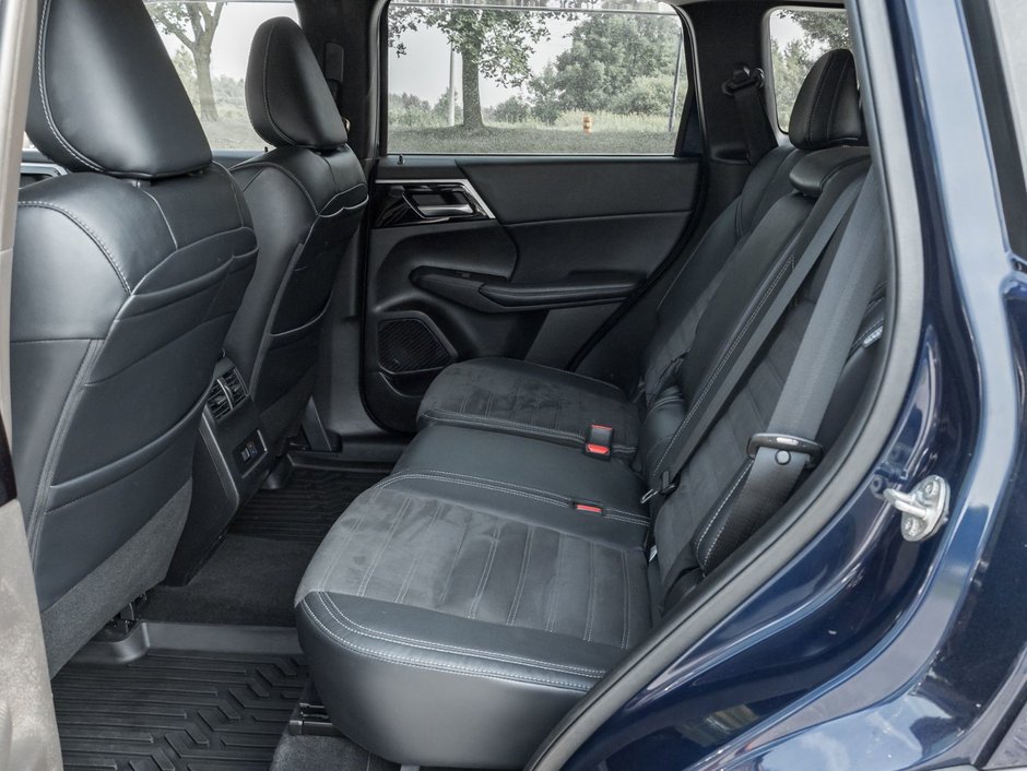 2023 Mitsubishi Outlander LE S-AWC-22