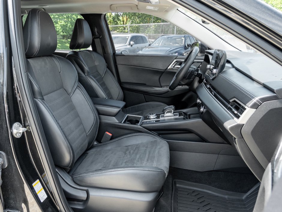 2023 Mitsubishi Outlander LE S-AWC-19