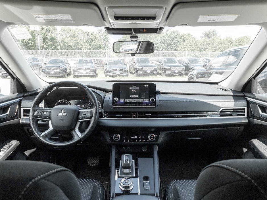 2024 Mitsubishi Outlander ES S-AWC-19