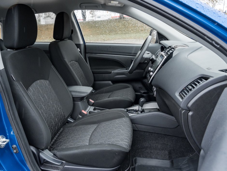 2024 Mitsubishi RVR ES FWD-17