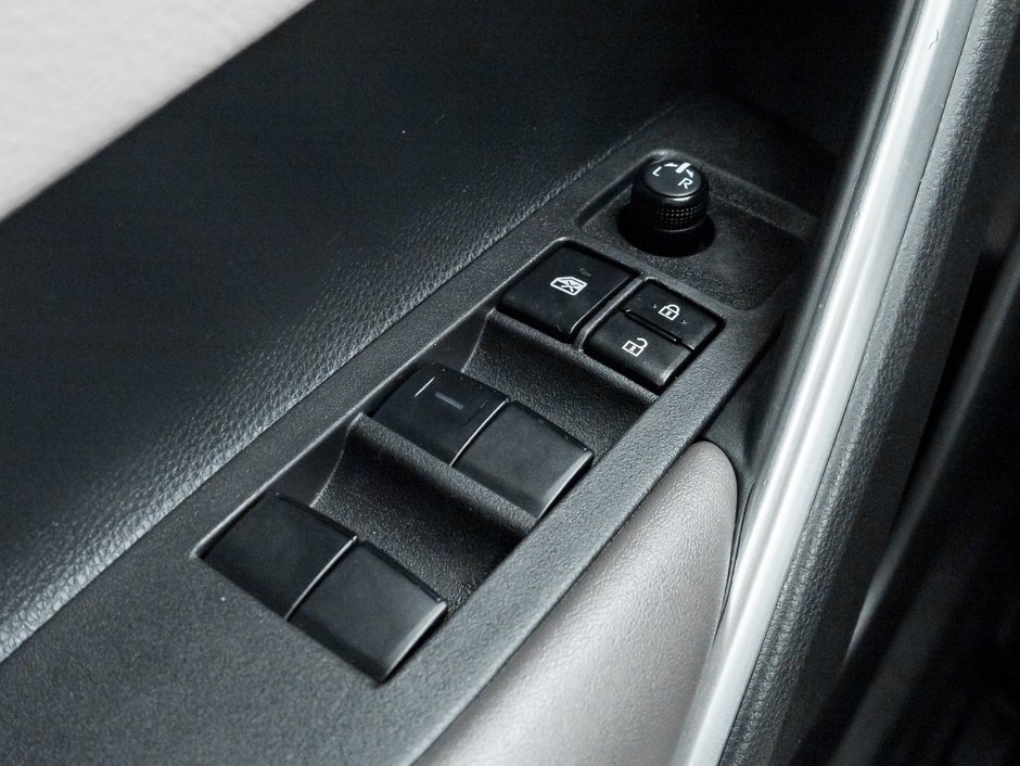 2022 Toyota Corolla Cross XLE AWD-11