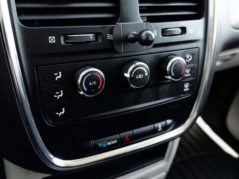 2019 Dodge Grand Caravan SXT 2WD   AVAILABLE FOR FINANCING-14