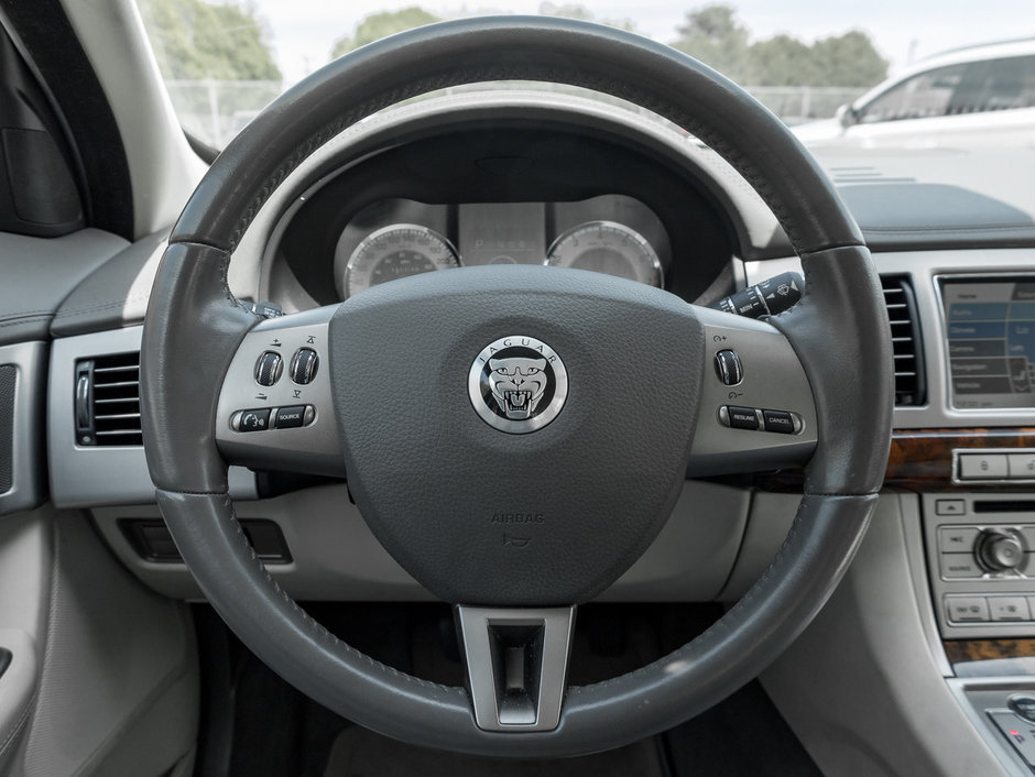 Jaguar XF 4dr Sdn Premium Luxury 2010-7