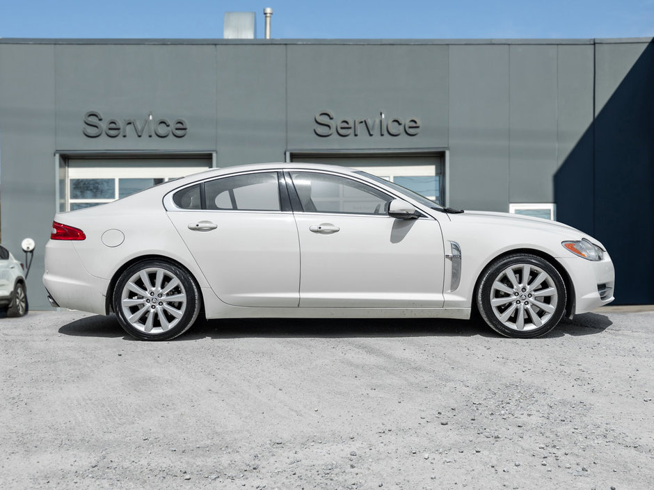 Jaguar XF 4dr Sdn Premium Luxury 2010-4