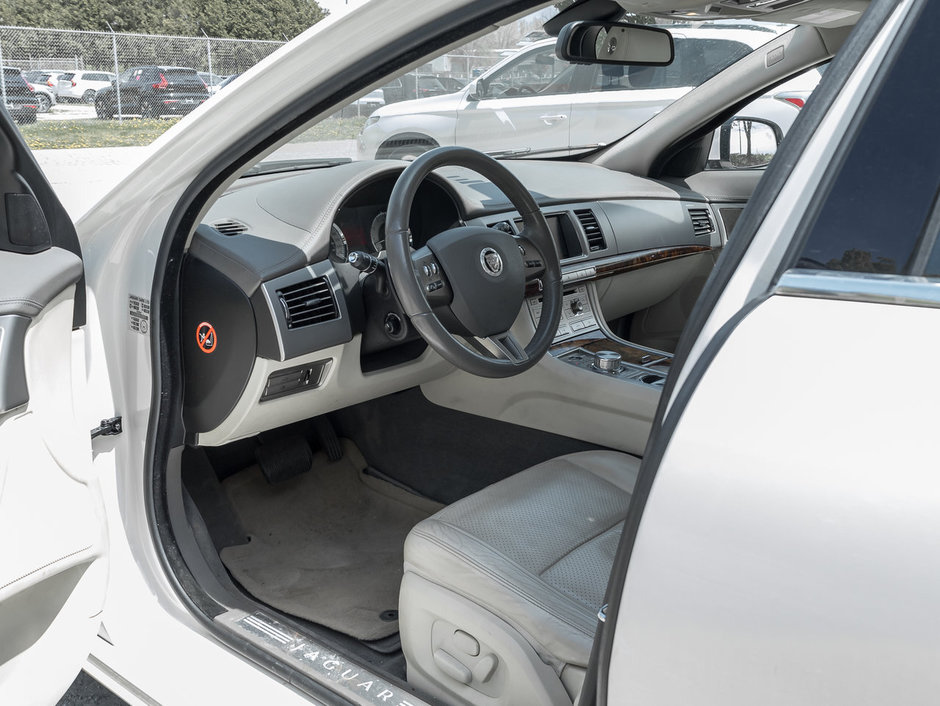 Jaguar XF 4dr Sdn Premium Luxury 2010-6