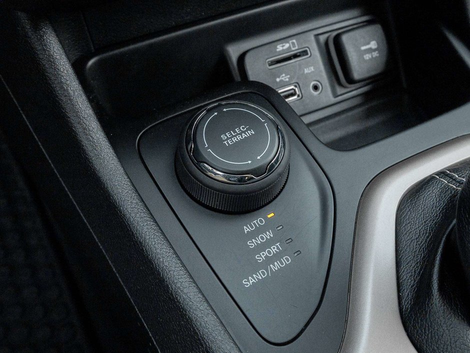 2015 Jeep Cherokee North-14