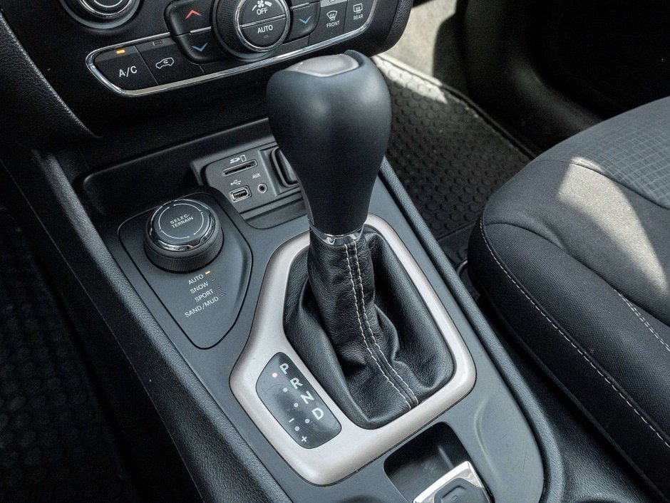 2015 Jeep Cherokee North-13