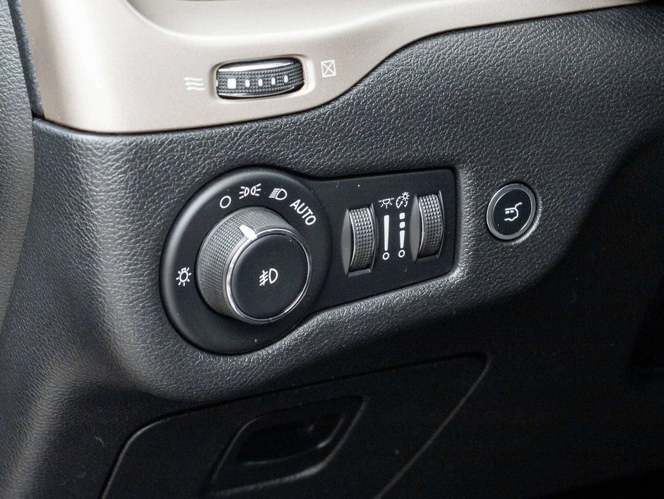 Jeep Cherokee North   TRADE IN   AS IS 2017-13