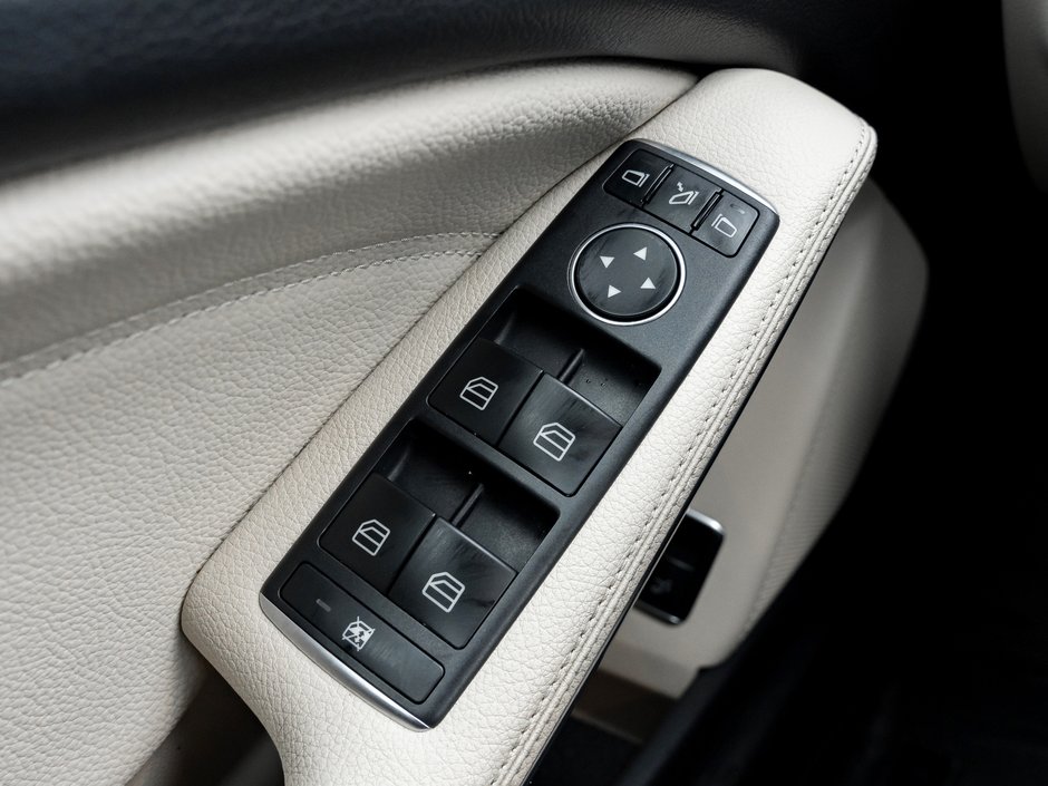 Mercedes-Benz GLA 250 4MATIC SUV LOW MILEAGE ONE OWNER  TRADE IN 2018-11