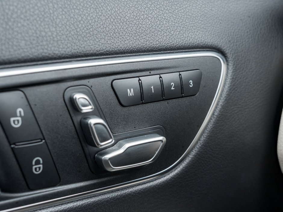 Mercedes-Benz GLA 250 4MATIC SUV LOW MILEAGE ONE OWNER  TRADE IN 2018-12