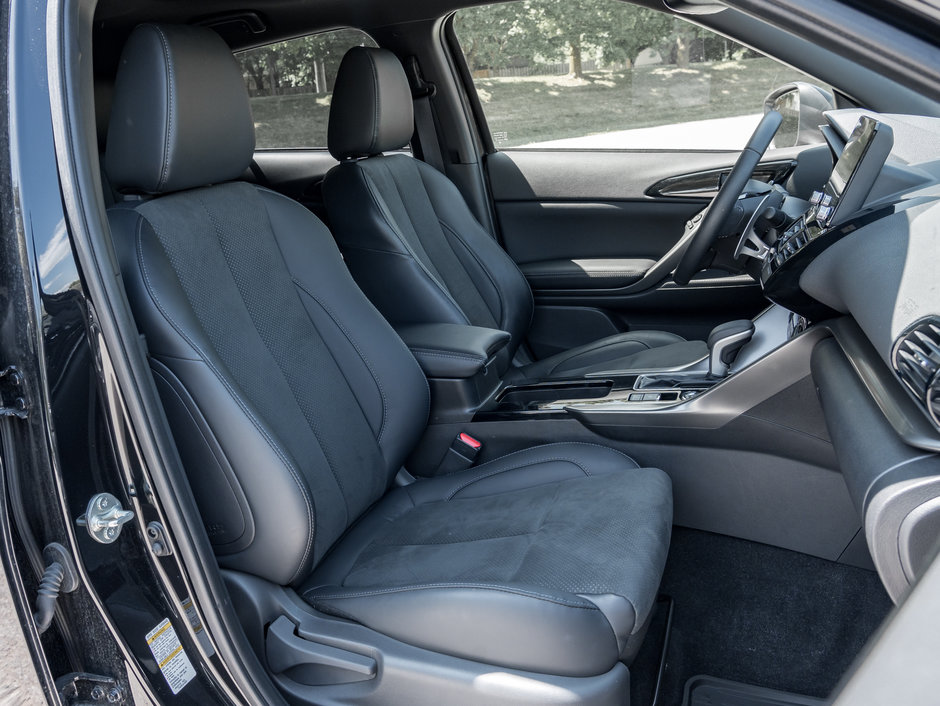 Mitsubishi ECLIPSE CROSS NOIR S-AWC CPO FINANCE RATES FOR AS LOW AS 0.90% 2024-17