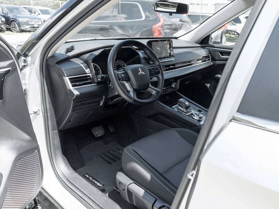 2024 Mitsubishi Outlander ES-6