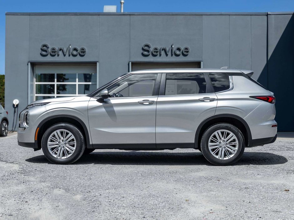 2024 Mitsubishi Outlander ES-2