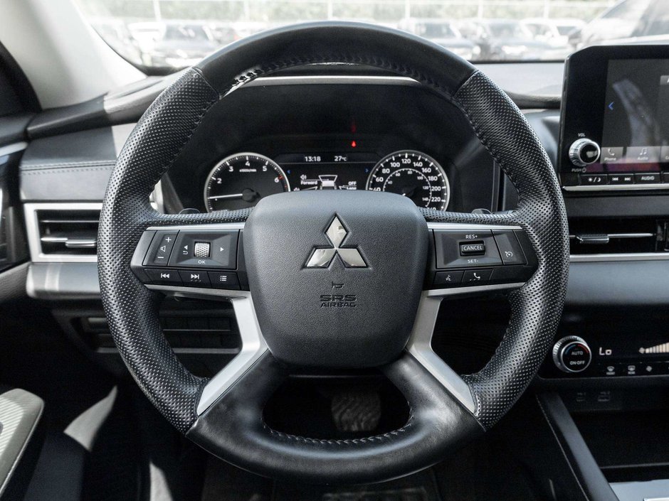 2024 Mitsubishi Outlander ES-7